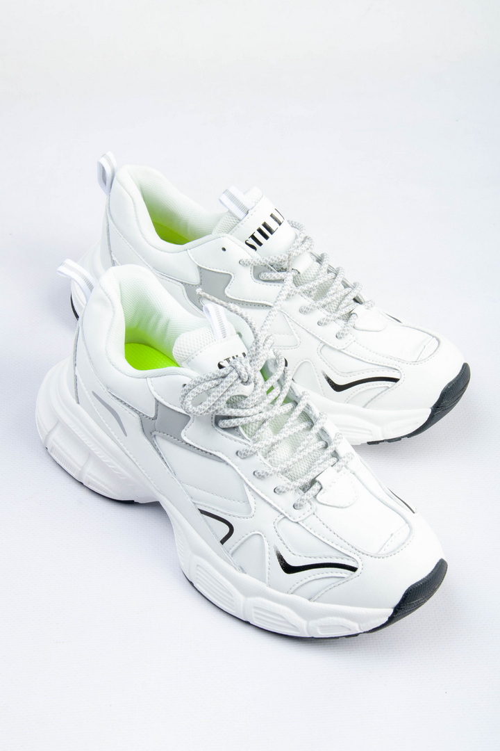 Кросівки жіночі